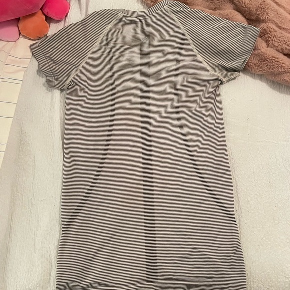 lululemon swiftly tech short sleeve size 6 - Picture 2 of 4